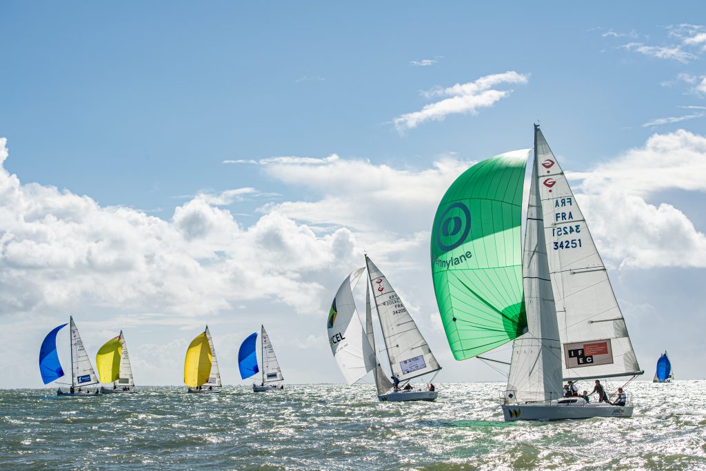 Photo de 6 voiliers participants à la 34ᵉ édition du Challenge Voile en 2025